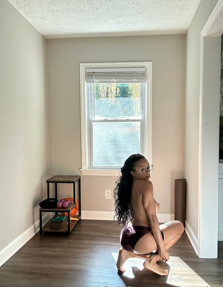 Anya Ivy star nude picture