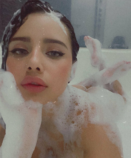 angiemx free pretty model photo