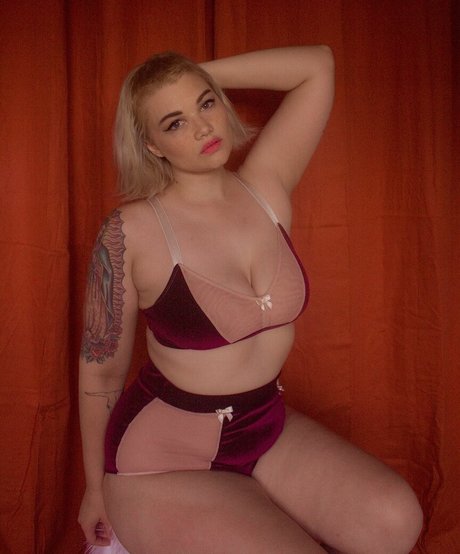 isabel hendrix model free picture