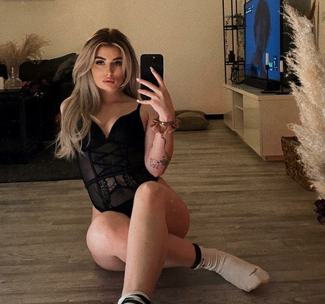 laeticia sophie pornographic actress photos