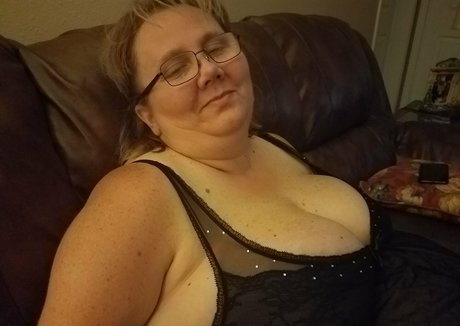 bustywench sex model pic