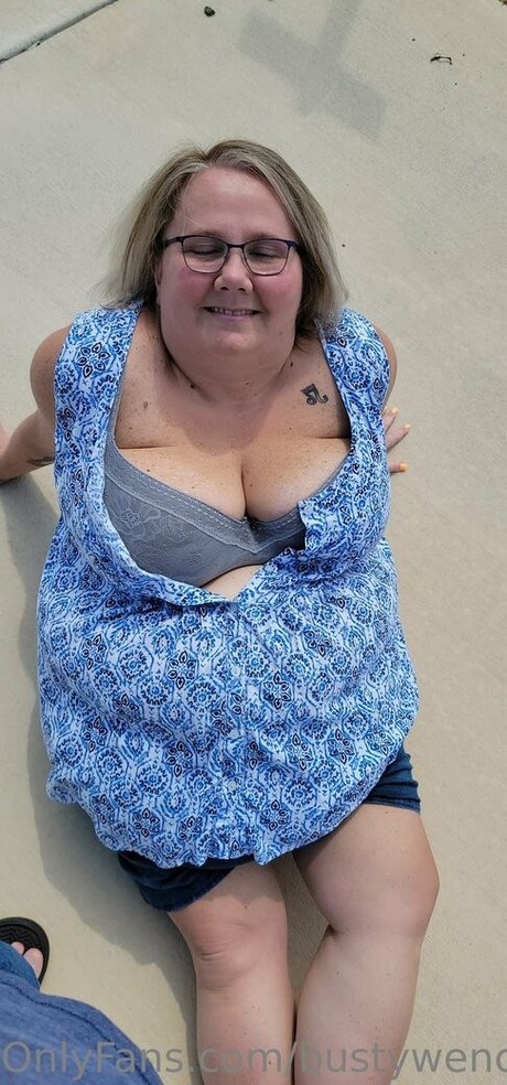 bustywench star adult photo