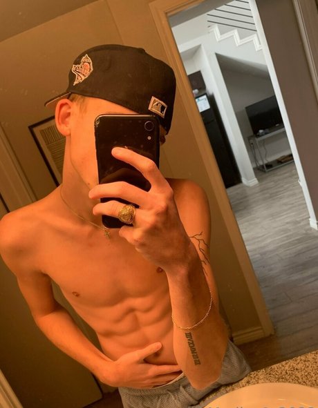 exclusivehuddy star naked gallery