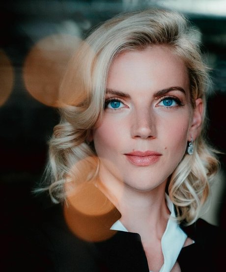 Kara Killmer naked model picture