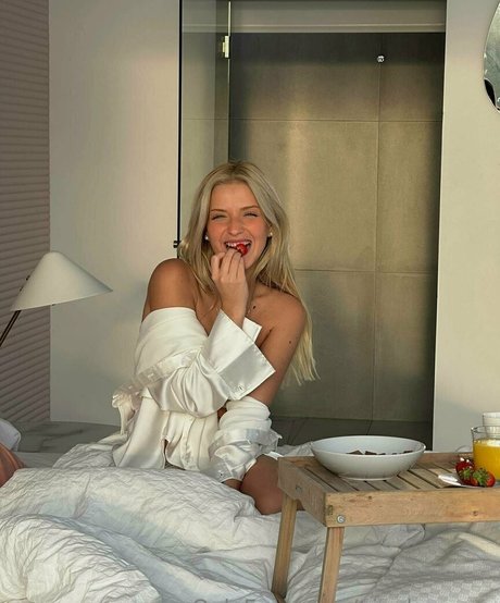 ainabarcons model high quality image