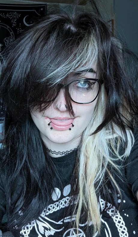 Easygoinggoth sex model photo