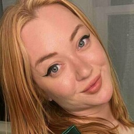 MissQueenieXOX porn model galleries