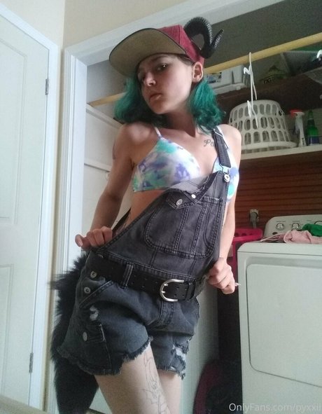 pyxxii model free image