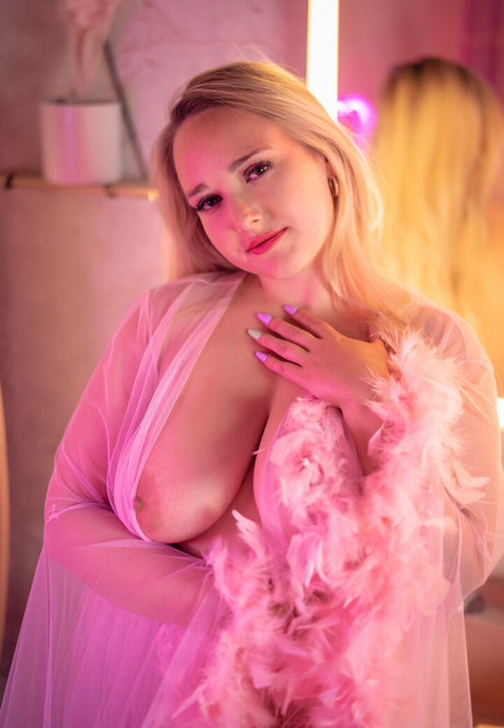 LovingLexieKent model img