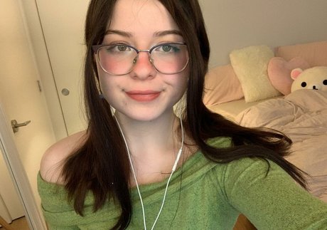 Aveykitty model adult pic