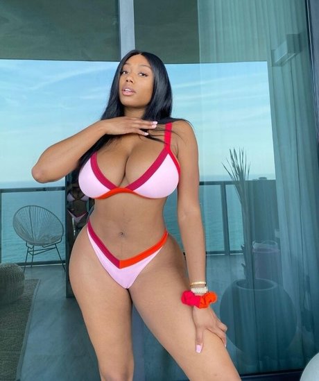 Vivi Panamera model naked photo