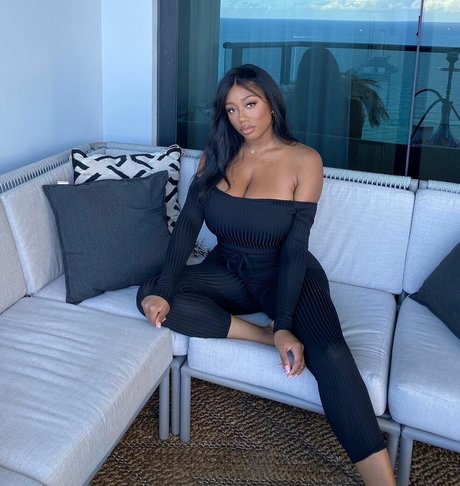 Vivi Panamera sexy model gallery