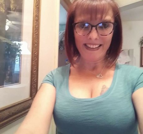 horneywife premium free model pic