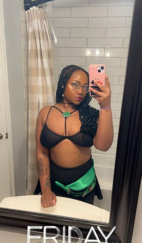 lesbian kissing onlyfans hot gallery