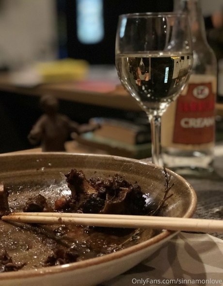 Sinnamon Love sexy model images