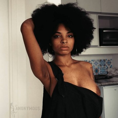 Molive hot actress photos