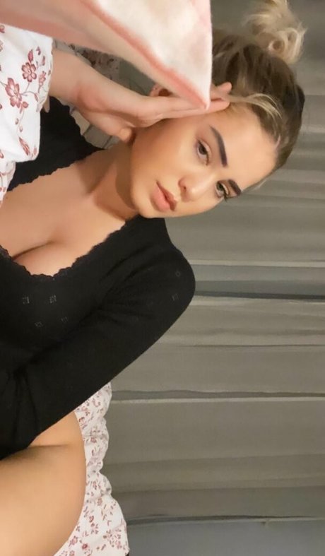 Indymendee_ porn model picture