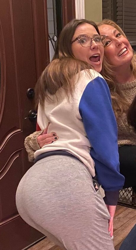 Show Your Girlfriend hd actress pic