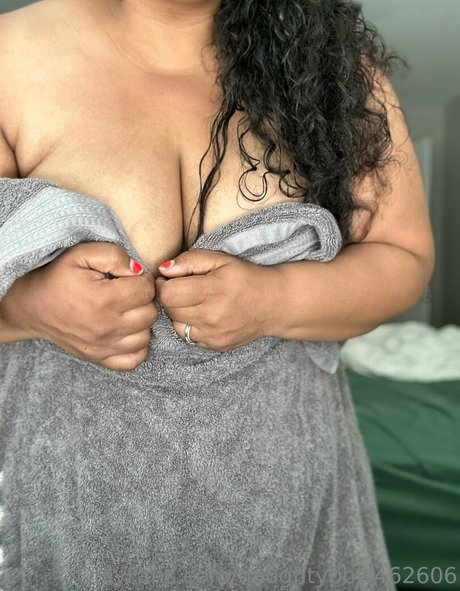 naughtybbw462606 model top image