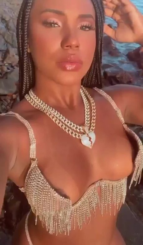 Adriele Souza model sexy picture