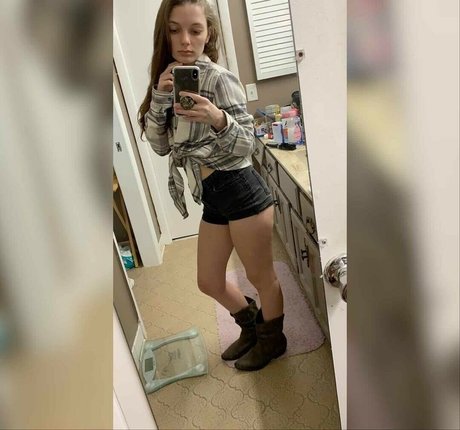 Skylar Fawne nude model images