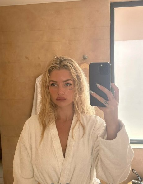 blonde babe onlyfans free nude pictures