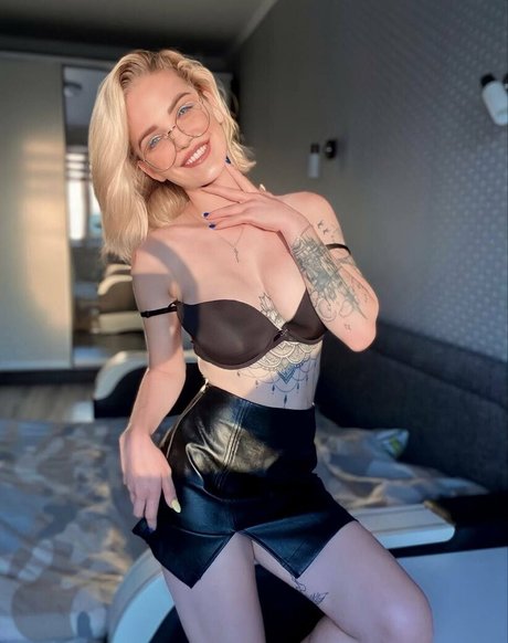 blondyaria model naked photos