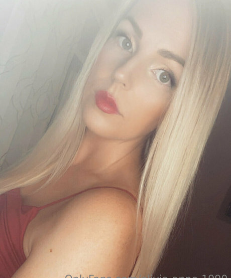 Olivia Anne 1990 nude pornstar picture