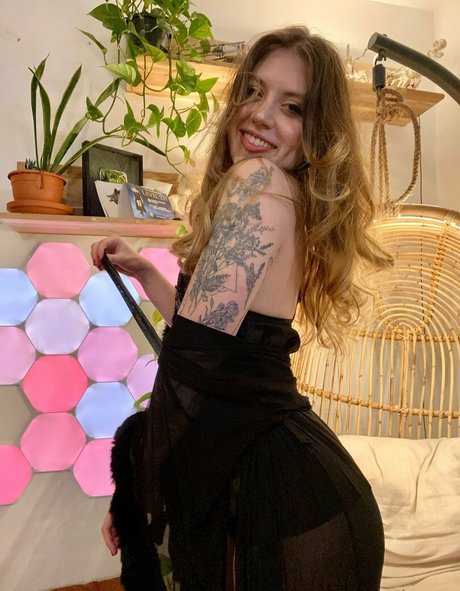 mousiexox pretty pornstar image