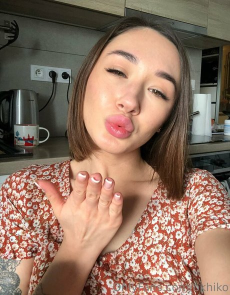 okhik0 art actress galleries