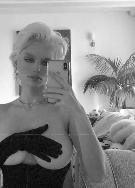 julialogan nudes model photos