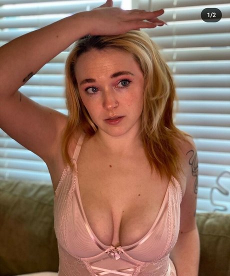 Emily Fox naked pornstar gallery