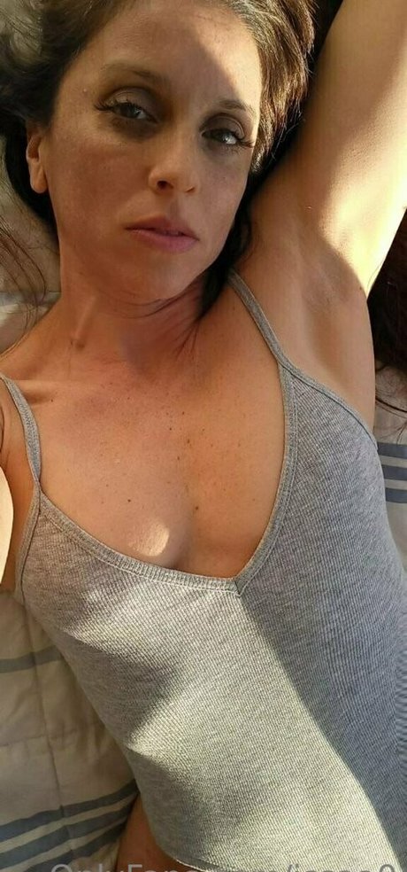 issaa0 nude star pictures