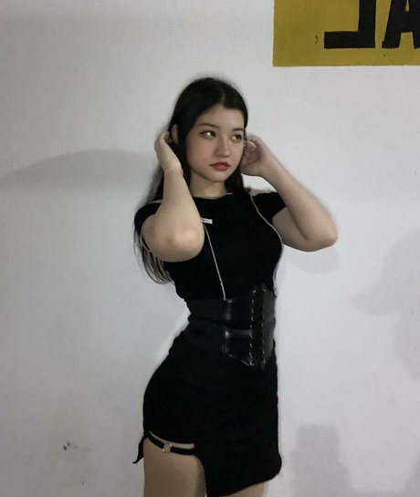 Clarettee model perfect pic