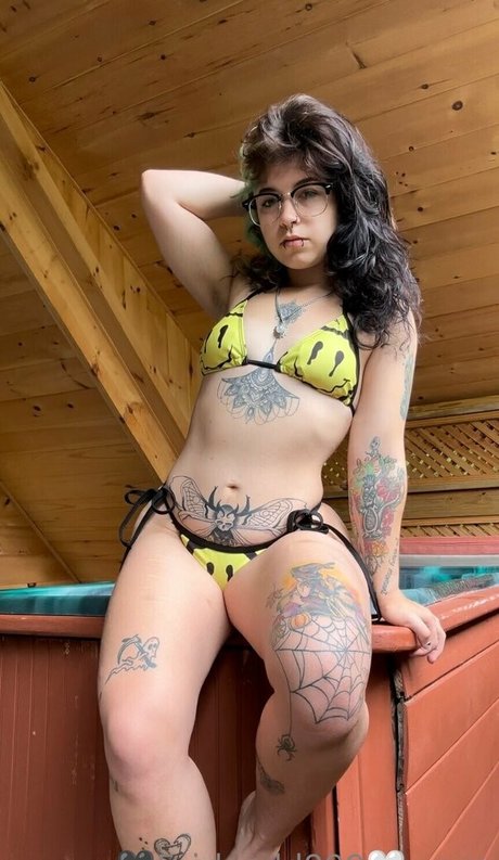 fairlyodd222 naked model archive