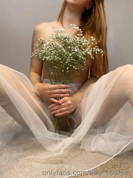 titty twerker model exclusive pictures