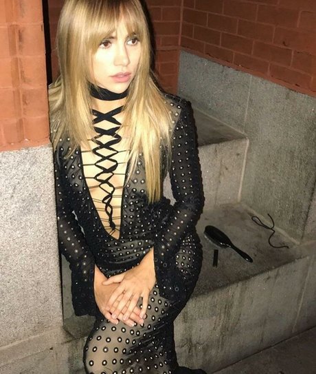 Suki Waterhouse porn model image