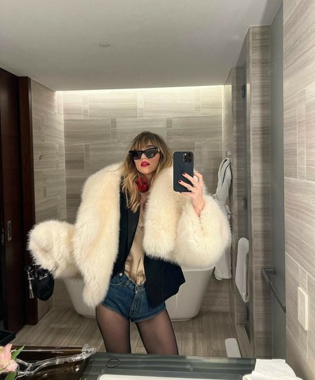 Suki Waterhouse sexy model img