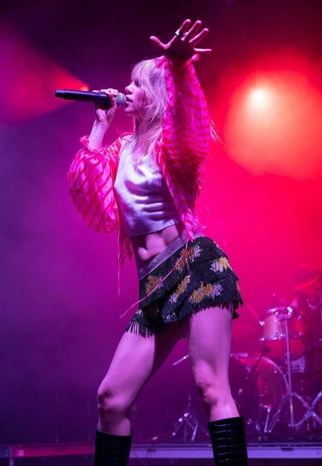 Suki Waterhouse star top image