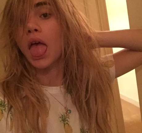 Suki Waterhouse star free archive