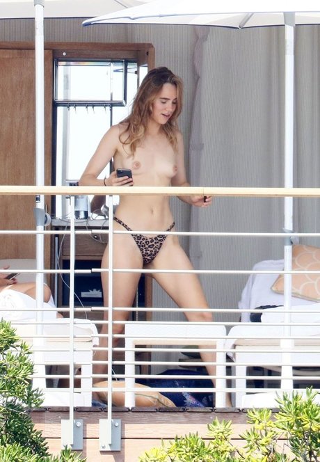 Suki Waterhouse free pornstar galleries