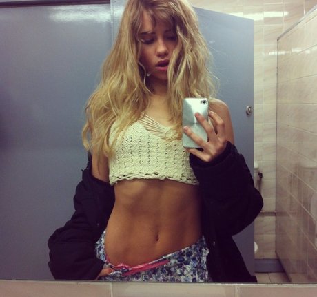 Suki Waterhouse xxx actress photo