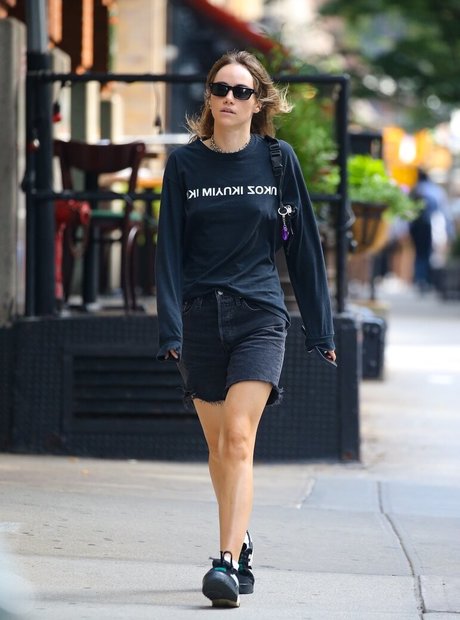 Suki Waterhouse star art photo