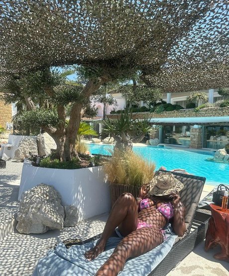 Aya Nakamura sex model gallery