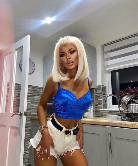 Chloe Inskip hot actress picture