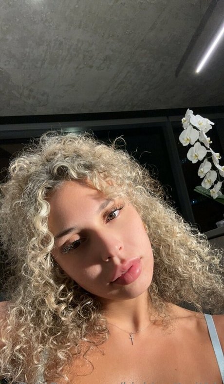 kickingitwithk model naked photo