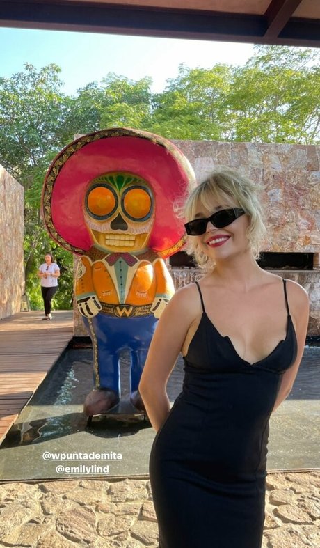 Emily Lind beautiful model pics