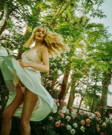 Emily Lind model hot img