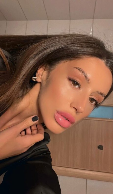 Adalline model hot archive