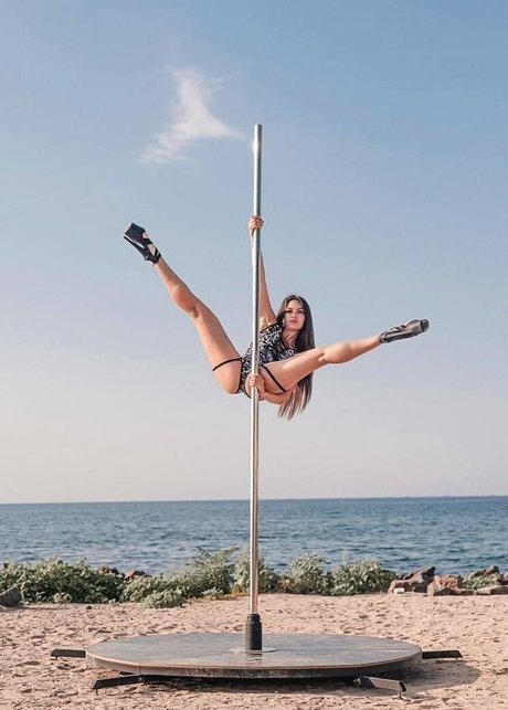 topmisstati model art gallery